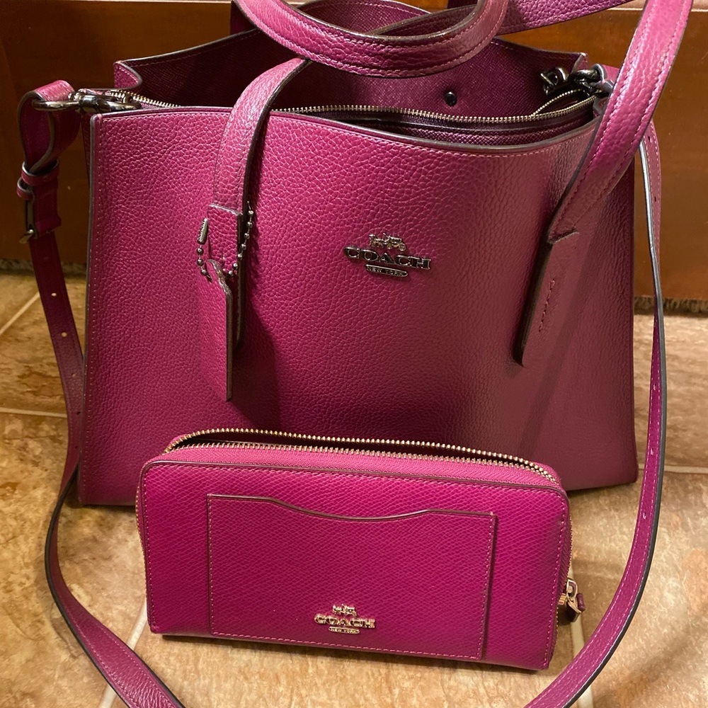 Coach purse and wallet. Very gently used.
